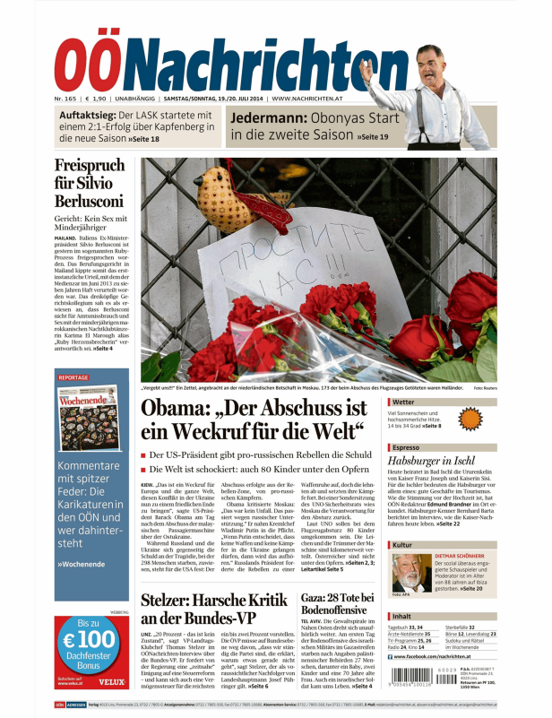 Ein Zettel mit der Aufschrift „Простите нас!!!“ an der niederländischen Botschaft in Moskau, umgeben von Blumen.