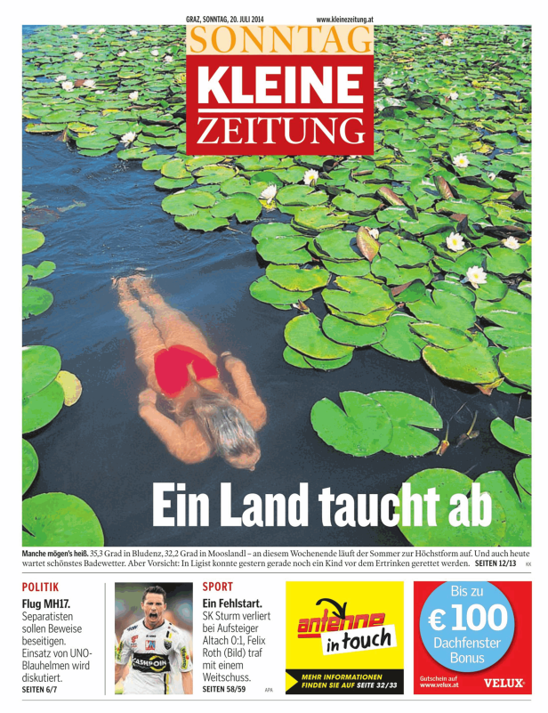 Eine Person schwimmt in einem Teich voller Seerosen.