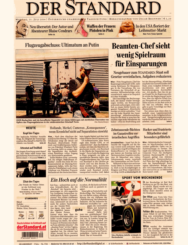 OSZE-Beobachter und ein bewaffneter Separatist vor einem Kühlwagon mit sterblichen Überresten von Opfern des Flugzeugabsturzes in der ostukrainischen Ortschaft Tores.