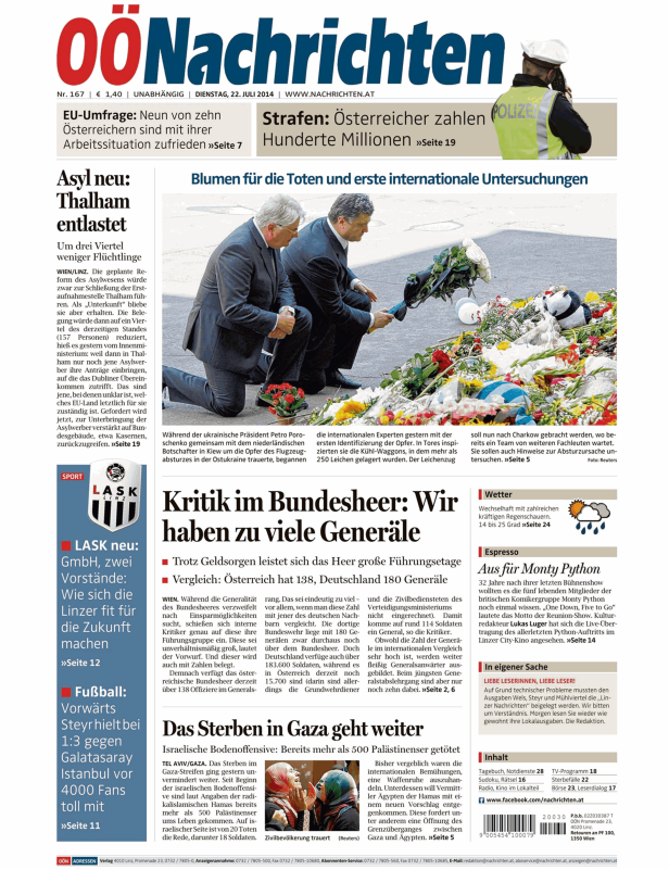 Der ukrainische Präsident Petro Poroschenko legt Blumen für die Opfer des Flugzeugabsturzes in der Ostukraine nieder.
