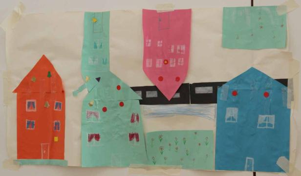 Eine Collage zeigt bunte Häuser, die von einem Kind gemalt wurden.