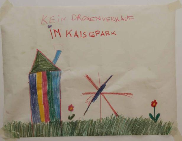 Eine Kinderzeichnung mit der Aufschrift „Kein Drogenverkauf im Kaiserpark“.