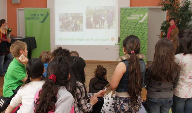 Kinder hören einen Vortrag über Verbesserungen im Kaiserpark.