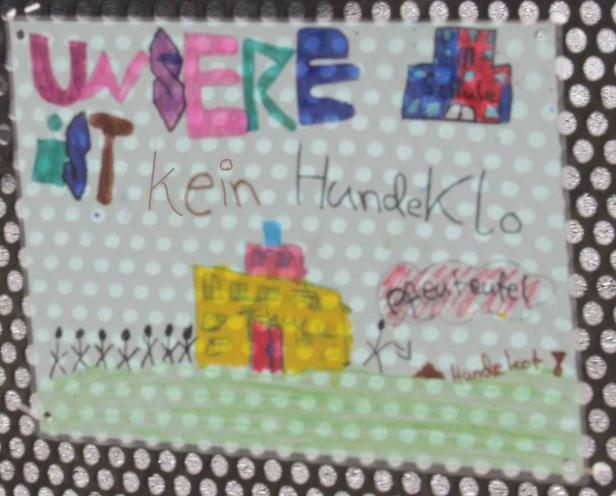 Eine Kinderzeichnung mit der Aufschrift „Unsere Stadt: Kein Hundeklo“.