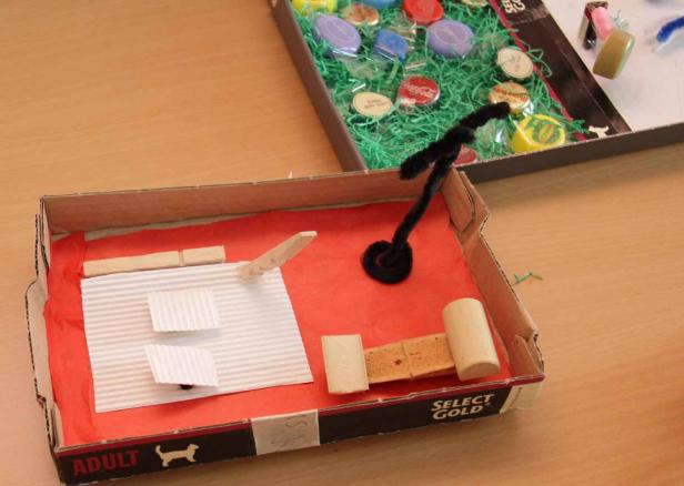 Eine selbstgebastelte Bühne mit Mikrofon in einem Schuhkarton.