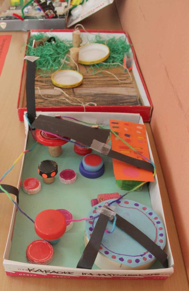 Ein selbstgebautes Flipper-Spielzeug aus Kartons und recycelten Materialien.