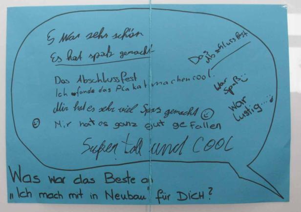 Ein blaues Plakat mit handschriftlichen Kommentaren zu einem Abschlussfest.