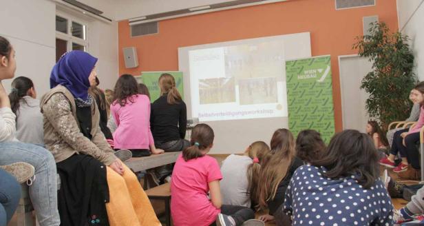 Eine Gruppe junger Menschen besucht einen Selbstverteidigungsworkshop.