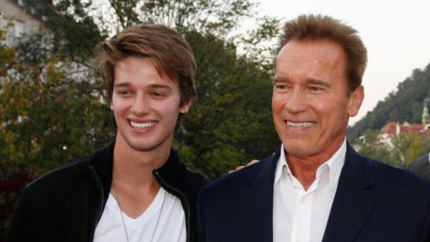 Arnold Schwarzenegger posiert mit seinem Sohn Joseph Baena für ein Foto.