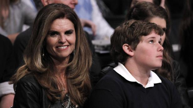 Maria Shriver und ihr Sohn bei einer Veranstaltung.