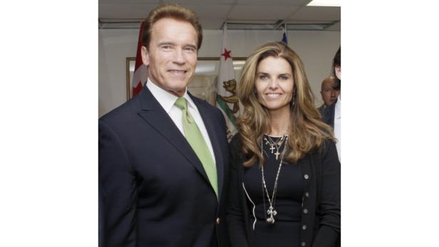 Arnold Schwarzenegger und Maria Shriver posieren für ein Foto.
