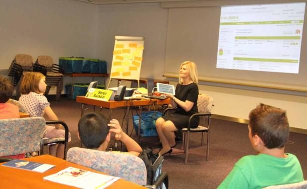 Sonja Sarközi hält einen Vortrag vor einer Gruppe von Kindern.