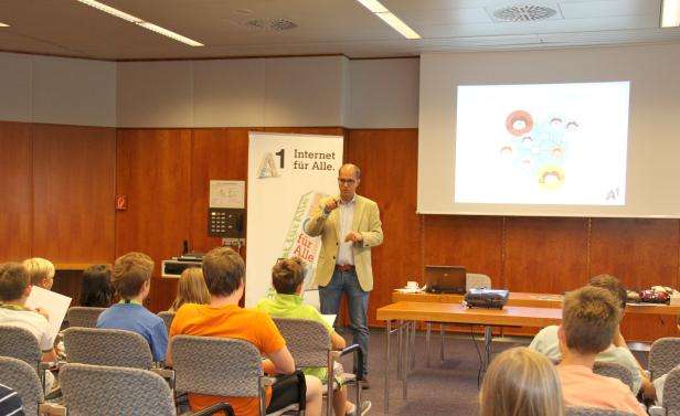 Ein Mann hält eine Präsentation über das Internet vor einem Publikum.