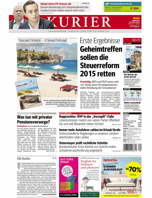 Ein Küstenort mit Häusern am Hang und einem Strand mit Liegestühlen unter Sonnenschirmen.