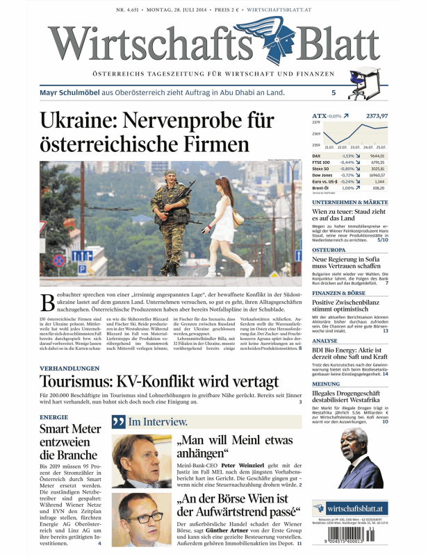 Ein Soldat mit Gewehr und eine Frau gehen auf einer Straße in der Ukraine entlang.