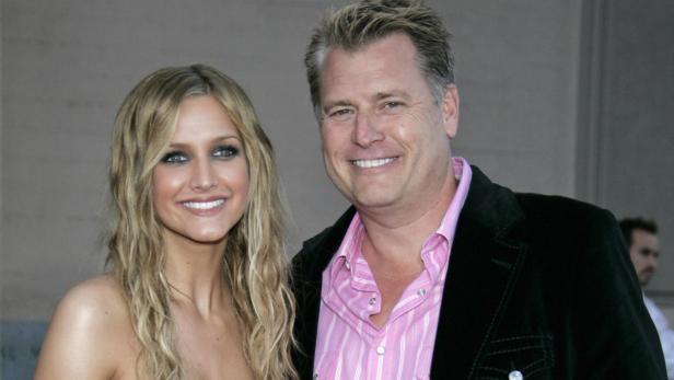 Die Schauspielerin Ashlee Simpson mit einem Mann auf einem roten Teppich.