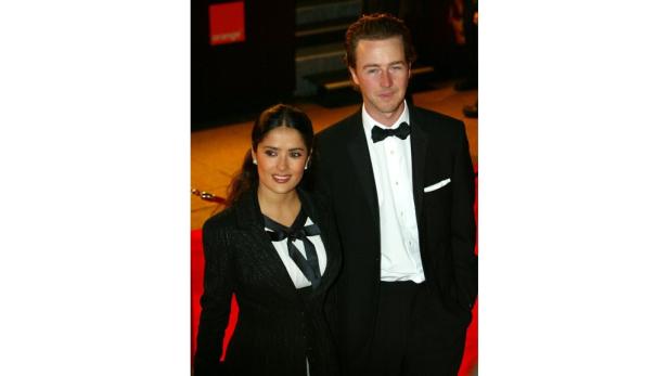 Salma Hayek und Edward Norton posieren auf einem roten Teppich.