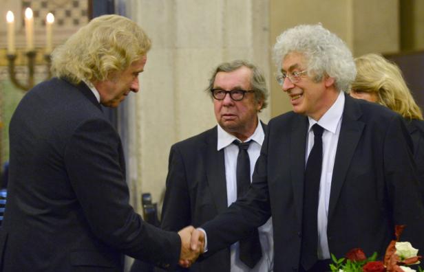 Thomas Gottschalk, Hellmuth Karasek und Andrew Ranicki Zwei Männer in Anzügen geben sich die Hand, ein dritter Mann steht daneben.