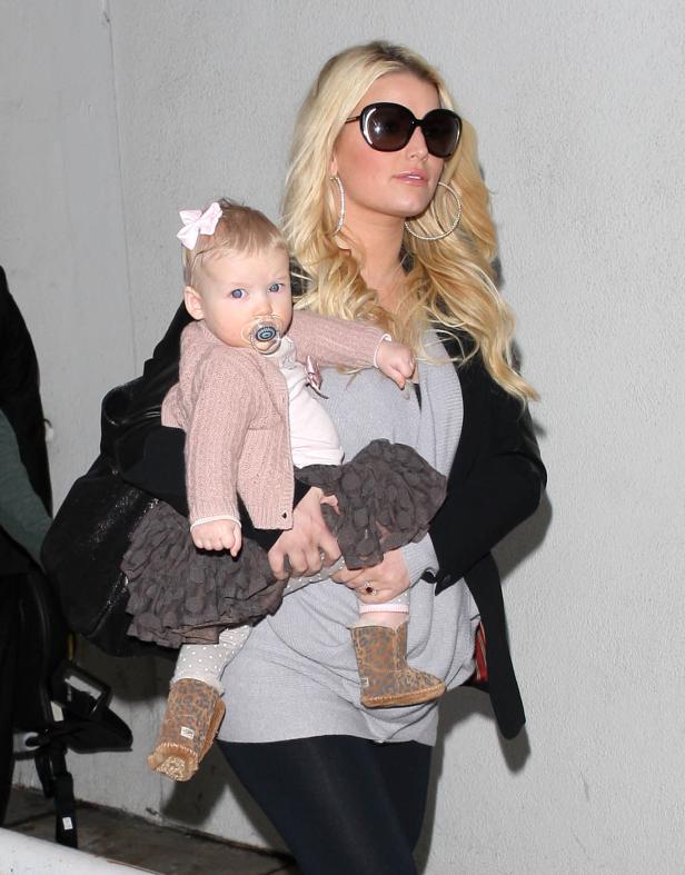 Jessica Simpson trägt ihre Tochter Maxwell Drew Johnson.