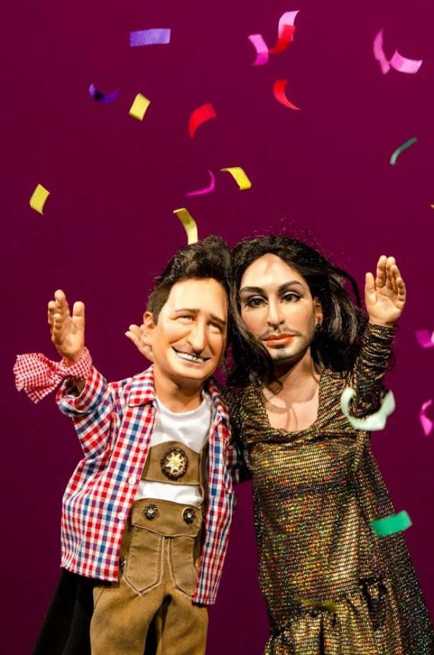 Eine Hexe und Conchita Wurst als Puppenkönigin im Politiker-Kasperltheater