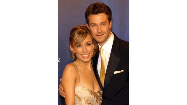 Simone Thomalla und ihr Partner posieren auf einer Veranstaltung.