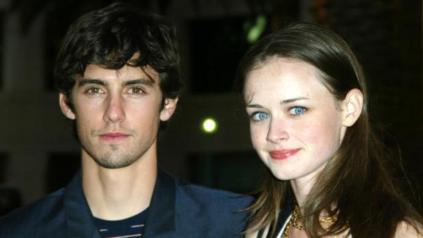 Milo Ventimiglia und Alexis Bledel posieren für ein Foto.