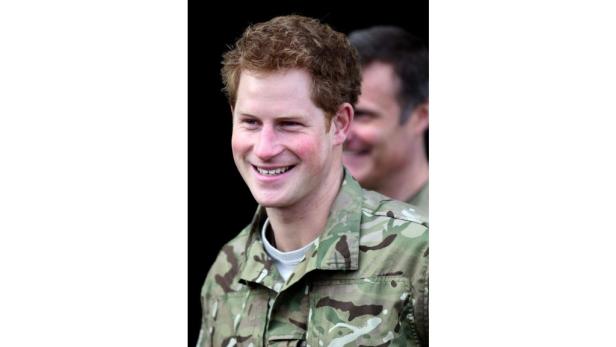 Prinz Harry in Militäruniform lächelt.