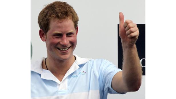 Prinz Harry lächelt und zeigt den Daumen nach oben.