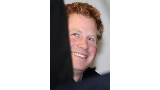 Prinz Harry lächelt und blickt zur Seite.