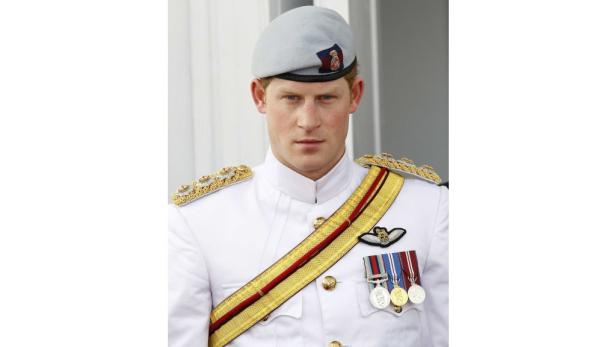 Prinz Harry in einer weißen Militäruniform mit Orden und einer hellblauen Barettmütze.