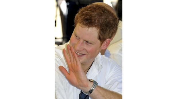 Prinz Harry winkt mit der Hand.