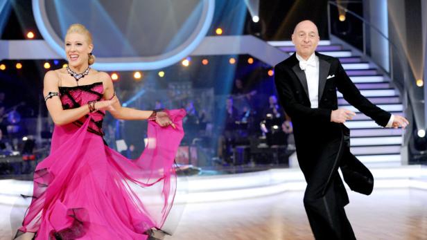Ein Tanzpaar führt auf einer Bühne einen Standardtanz auf.