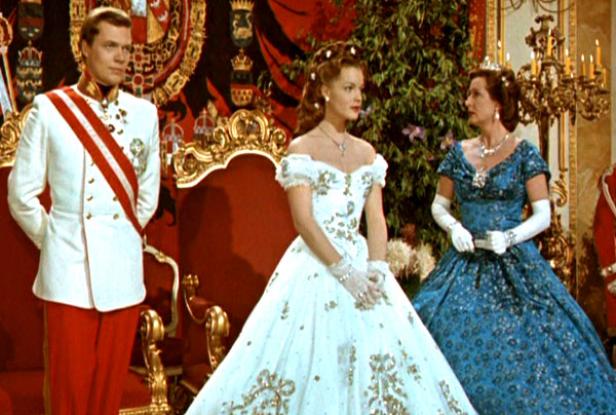 Szene mit Romy Schneider und Karlheinz Böhm in historischen Kostümen.