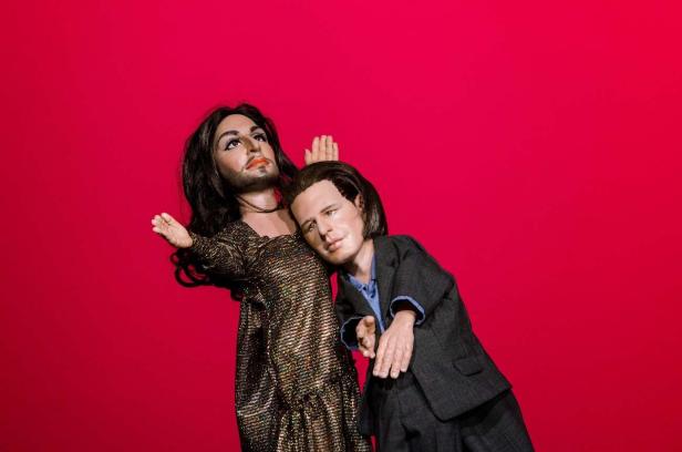 Eine Hexe und Conchita Wurst als Puppenkönigin im Politiker-Kasperltheater