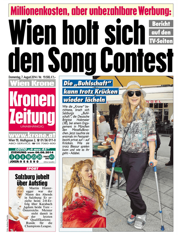 Brigitte Hobmeier, die „Buhlschaft“, lächelt trotz Krücken in der Öffentlichkeit.