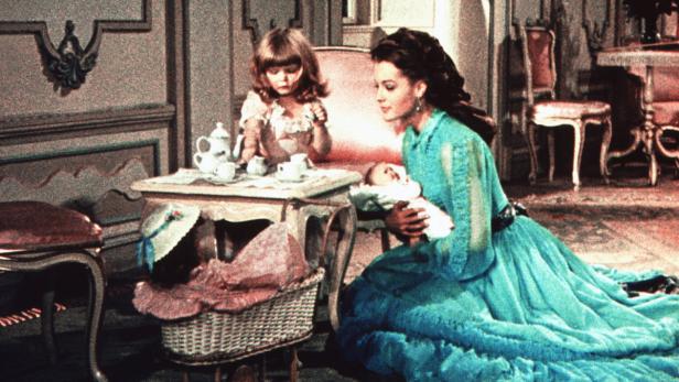 Vivien Leigh als Scarlett O’Hara mit ihren Kindern bei einer Teeparty in „Vom Winde verweht“.