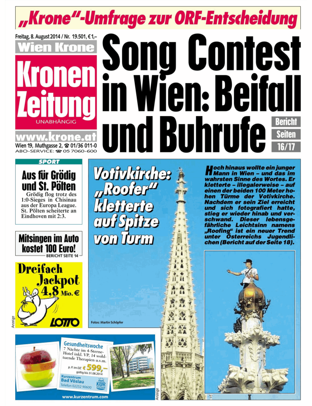 Ein Mann steht auf der Spitze der Votivkirche in Wien.