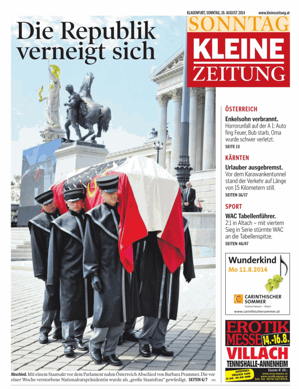 Ehrenwache trägt Sarg von Barbara Prammer vor dem Parlament in Wien.