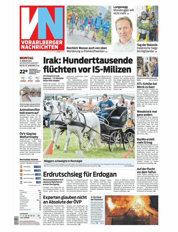 Zwei Schimmel ziehen eine Kutsche mit Passagieren bei einem Festumzug.