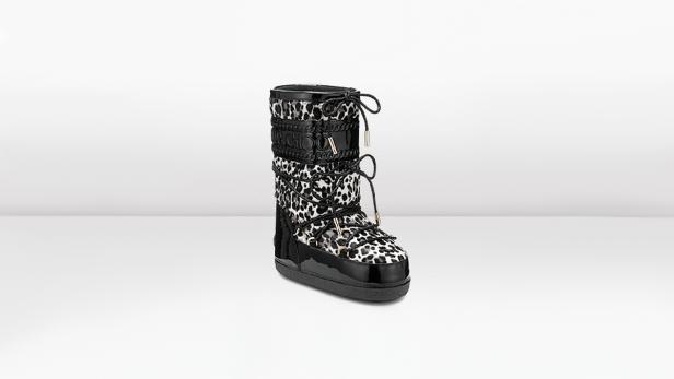 Ein schwarzer Moon Boot mit Leopardenmuster von Jimmy Choo.