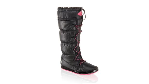 Ein schwarzer, hoher Winterstiefel von Lacoste mit pinkfarbenen Schnürsenkeln und Sohle.