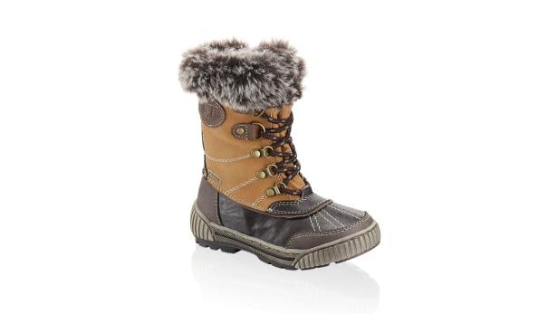 Ein brauner Winterstiefel mit Schnürsenkeln und Fellbesatz steht vor einem weißen Hintergrund.