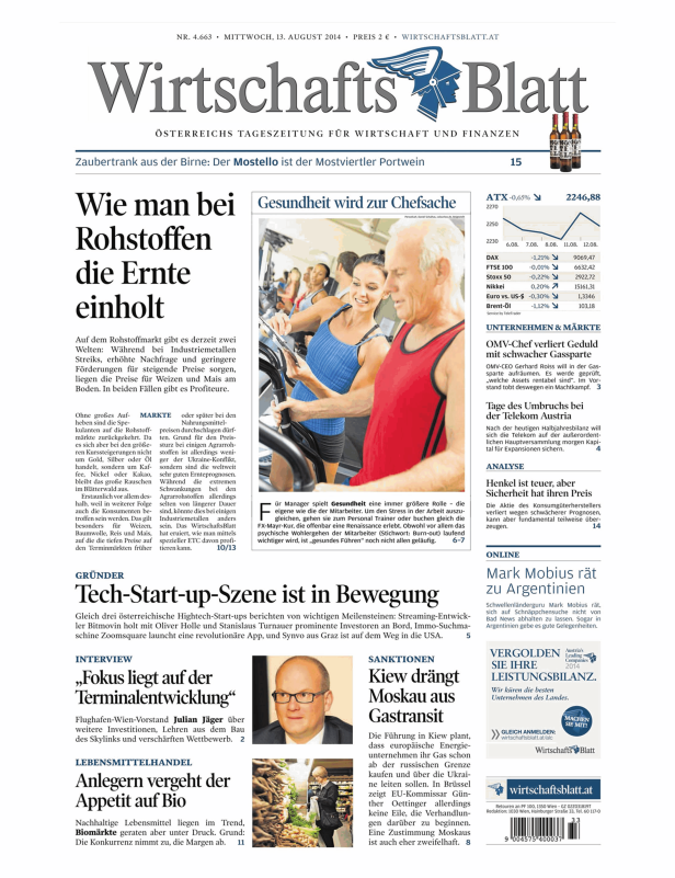 Eine Frau hilft einem Mann beim Training im Fitnessstudio.