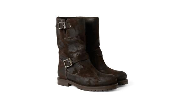 Ein Paar braune Lederstiefel mit Schnallen stehen auf einem weißen Hintergrund.