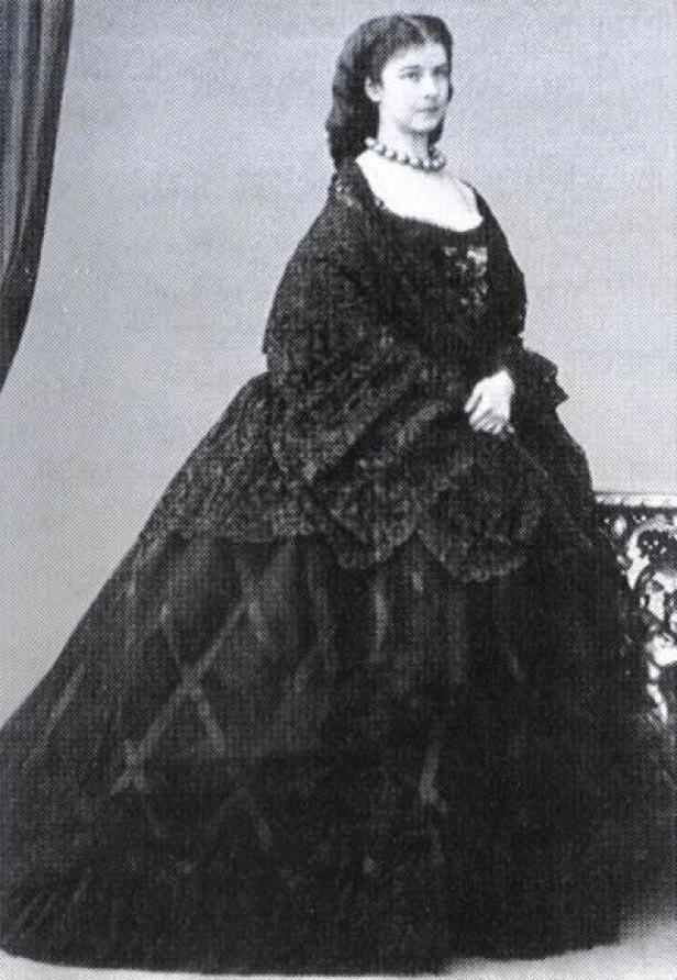 Kaiserin Elisabeth von Österreich (Sisi) in einem formellen schwarzen Kleid.