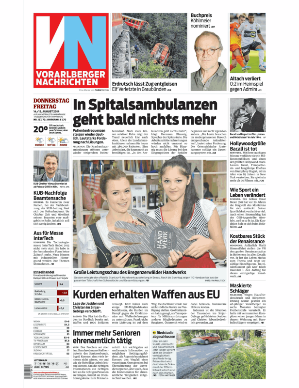 Zwei Frauen präsentieren eine Auszeichnung für Bregenzerwälder Handwerk.