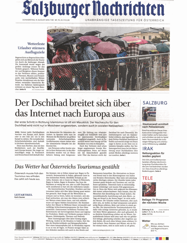 Touristen drängen sich mit Regenschirmen durch die Salzburger Altstadt.