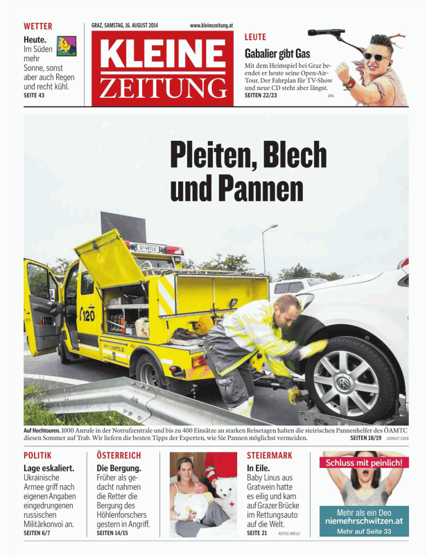 Ein ÖAMTC-Pannenhelfer wechselt einen Reifen an einem Auto.