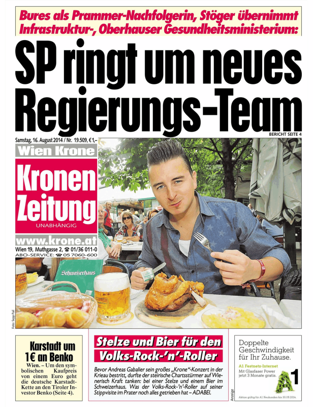 Andreas Gabalier isst eine Stelze und trinkt ein Bier im Schweizerhaus.