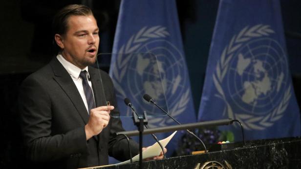 Leonardo DiCaprio spricht vor zwei UN-Flaggen an einem Rednerpult.